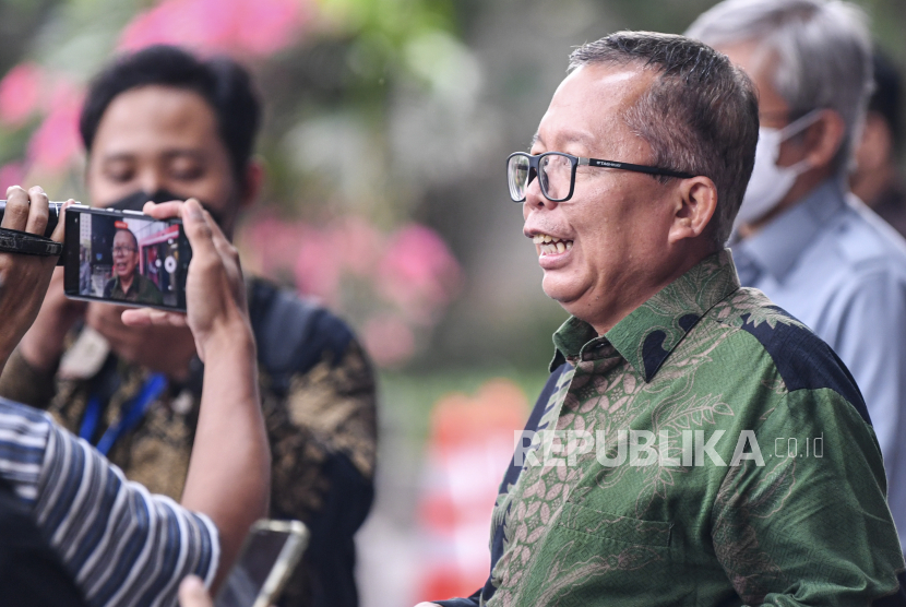 Wakil Ketua MPR yang juga Wakil Ketua Umum Partai Persatuan Pembangunan (PPP), Arsul Sani (kanan) menjawab pertanyaan awak media usai menghadiri acara Strategi Nasional Pencegahan Korupsi (Stranas PK) di Gedung Merah Putih Komisi Pemberantasan Korupsi (KPK), Jakarta, Jumat (16/9/2022). 
