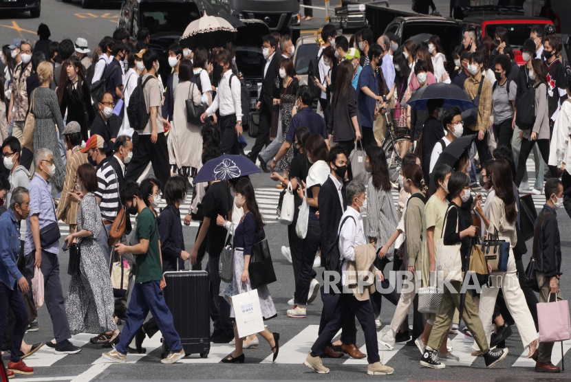 Pejalan kaki berjalan di sepanjang persimpangan Shibuya berebut di Tokyo, Jepang, 28 Mei 2021. Perdana Menteri Jepang Yoshihide Suga memutuskan untuk memperpanjang keadaan darurat untuk pandemi virus corona COVID-19 di sembilan prefektur termasuk Tokyo hingga 20 Juni 2021, semula dijadwalkan hingga 31 Mei .