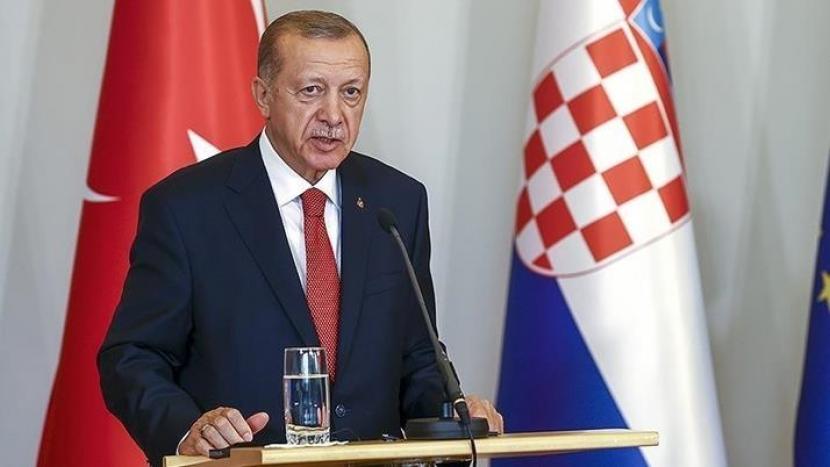 Presiden Turki Recep Tayyip Erdogan mengatakan dirinya berharap ekspor gandum dari Rusia akan segera dimulai, di saat ekspor gandum Ukraina sedang berlangsung di bawah kesepakatan penting di Istanbul.