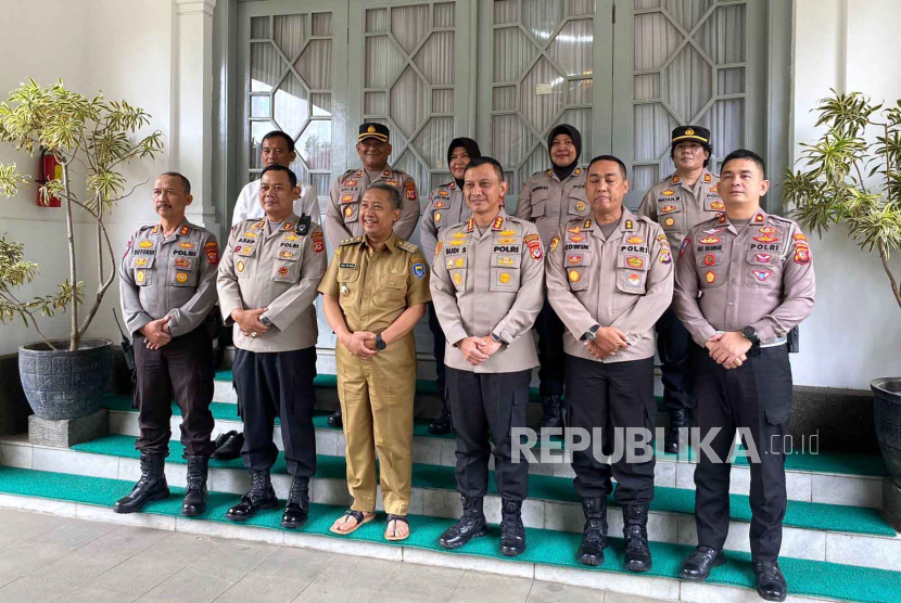Wali Kota Bandung Yana Mulyana bersama jajaran Polrestabes Bandung di Pendopo Kota Bandung, Senin (10/4/2023). 