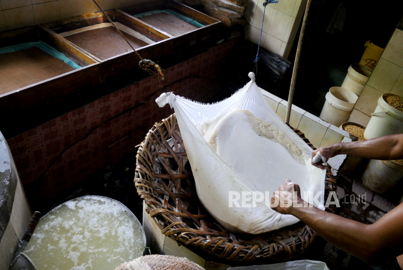 Pengerajin membuat tahu di Kelompok Industri Tahu dan Tempe Sentosa Adi, Gedongkiwo, Yogyakarta, Senin (4/1). Kenaikan harga kedelai dari Rp 7 ribu menjadi Rp 10 ribu per kilogram menjadi permasalahan pengerajin tahu. Saat ini pengerajin tetap membuat tahu dengan keuntungan sangat kecil atau bahkan cukup untuk berproduksi kembali.