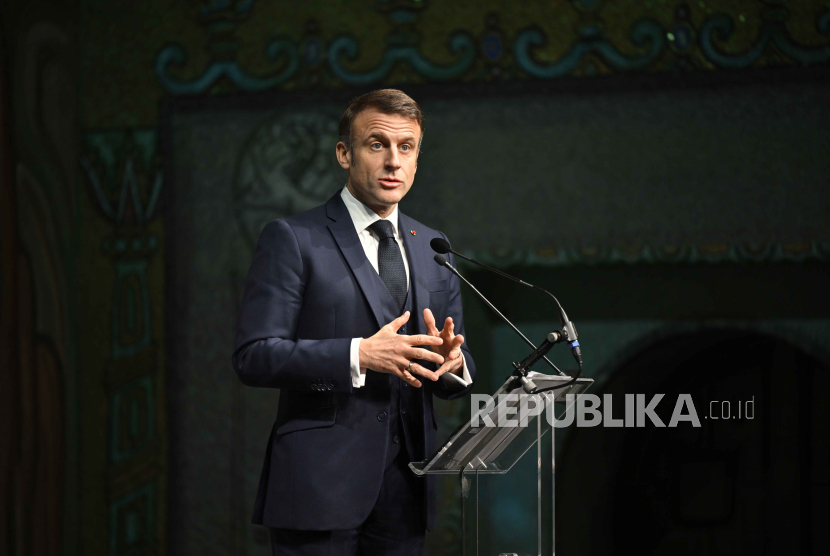 Presiden Prancis Emmanuel Macron berbicara dalam seminar bisnis Forum Bisnis Swedia-Prancis, di Balai Kota Stockholm, Stockholm, Swedia, (31/1/2024).