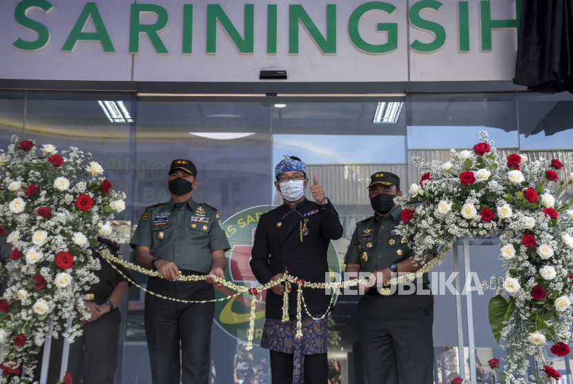 Gubernur Jawa Barat Ridwan Kamil (tengah) didampingi Pangdam III Siliwangi Mayjen TNI Kunto Arief Wibowo (kiri) dan Kapuskesad Mayjen TNI Purwo Setyanto (kanan) menggunting pita saat peresmian Rumah Sakit (RS) Sariningsih, Jalan LLRE Martadinata, Kota Bandung, Kamis (7/4/2022). Komando Daerah Militer (Kodam) III/Siliwangi bersama Pemerintah Provinsi Jawa Barat meresmikan RS Sariningsih yang kini memiliki lima lantai dengan kapasitas 149 tempat tidur serta dilengkapi dengan sarana dan prasarana penunjang yang telah memadai. Foto: Republika/Abdan Syakura