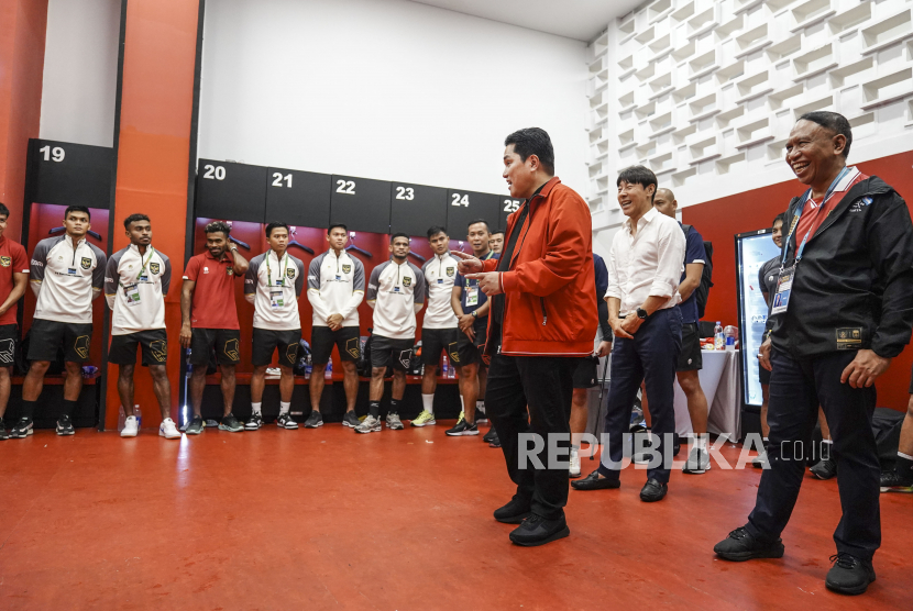 Ketua PSSI Erick Thohir (ketiga kanan) memberi arahan kepada pemain Timnas Indonesia usai bertanding melawan Argentina di Stadion Utama Gelora Bung Karno, Jakarta, Senin (19/6/2023). Dalam laga tersebut Timnas Indonesia kalah dari Timnas Argentina dengan skor 0-2. 