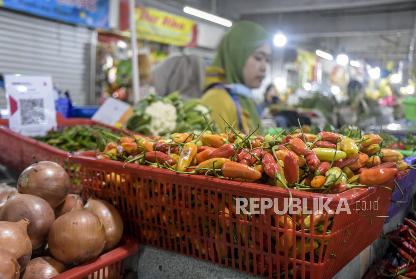 Pedagang sayuran beraktivitas di kiosnya. Harga sejumlah bahan pokok di Palangka Raya, Kalimantan Tengah, mulai turun.