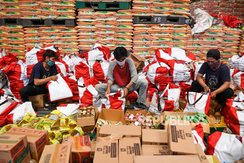 Pekerja mengemas paket bantuan sosial (bansos) di Gudang Food Station Cipinang, Jakarta, Rabu (22/4/2020). Pemerintah menyalurkan paket bansos masing-masing sebesar Rp600 ribu per bulan selama tiga bulan sebagai upaya untuk mencegah warga tidak mudik dan meningkatkan daya beli selama pandemi COVID-19 kepada warga yang membutuhkan di wilayah Jabodetabek