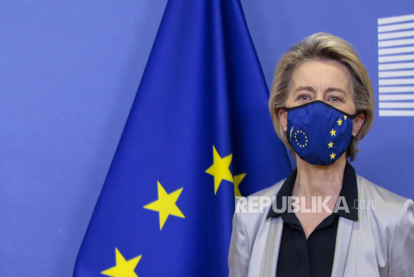  Presiden Komisi Eropa Ursula von der Leyen berdiri di sebelah bendera Uni Eropa. Ilustrasi.