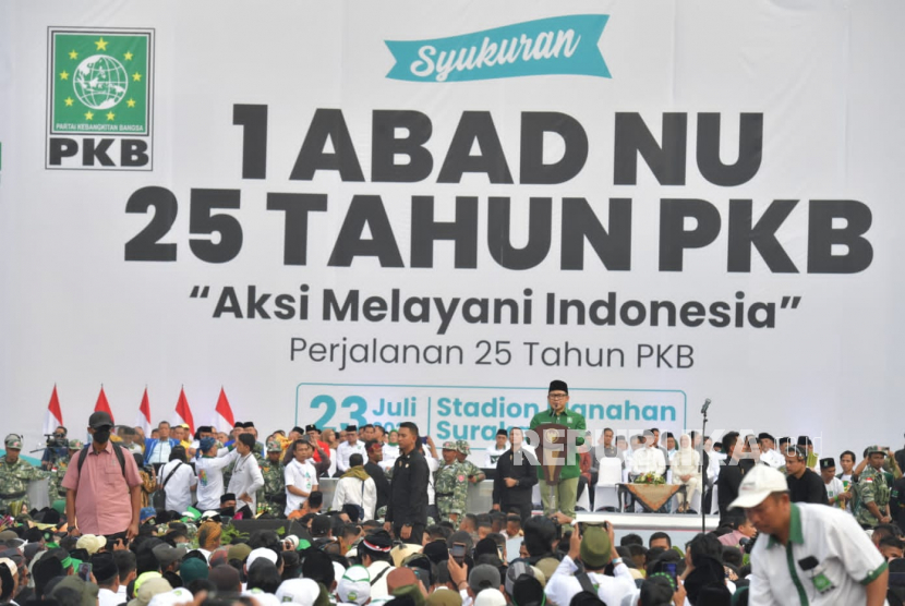 Ketua Umum PKB Muhaimin Iskandar memberikan pidato saat menghadiri Harlah 25 tahun PKB di Stadion Manahan, Solo, Jawa Tengah, Ahad (23/7/2023). Harlah PKB yang dihadiri Presiden, sejumlah ketua umum parpol dan ribuan kader PKB itu mengangkat tema Aksi Melayani Indonesia.