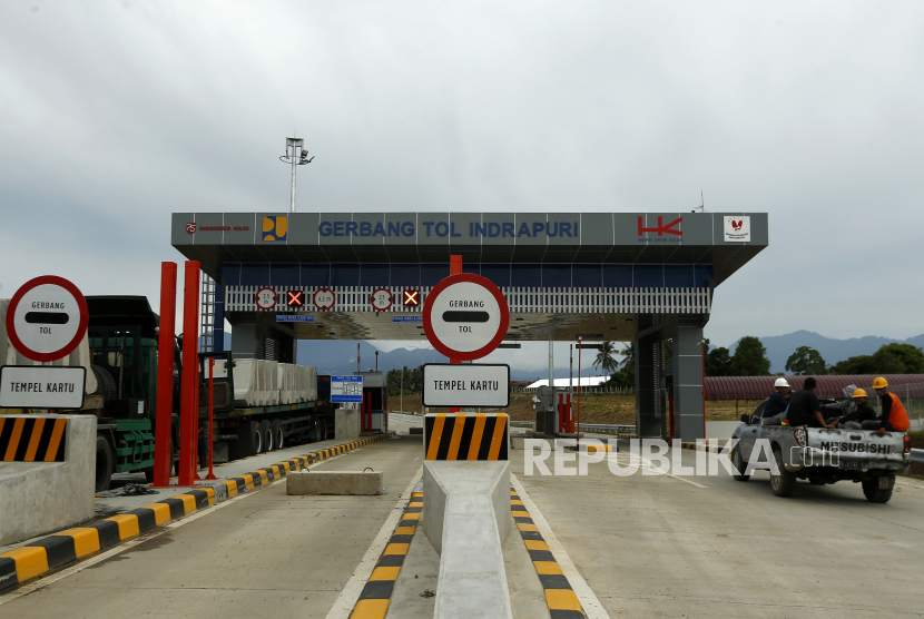 Kendaraan yang membawa pekerja memasuki pintu gerbang tol Indrapuri di Aceh Besar, Aceh. PT Hutama Karya (Persero) tengah menjalankan pembangunan dan pengembangan Jalan Tol Trans Sumatra (JTTS).