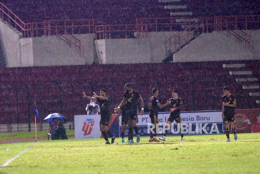 Pemain PSM Makassar melakukan selebrasi usai mencetak gol ke gawang Persikabo 1973 pada pertandingan lanjutan BRI Liga 1 di Stadion Sultan Agung, Bantul, Yogyakarta, Senin (5/12/2022). Pada pertandingan ini PSM Makassar berhasil menang atas Persikabo 1973 dengan skor 2-0. Gol dicetak oleh Donald Bissa dan Everton.
