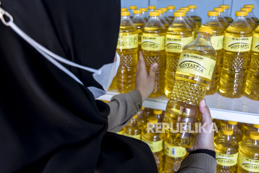 Warga membeli minyak goreng Minyakita (ilustrasi). Perusahaan Daerah (PD) Pasar Surya melaporkan harga Minyakita di beberapa pasar tradisional Kota Surabaya, Jawa Timur, terpantau stabil.