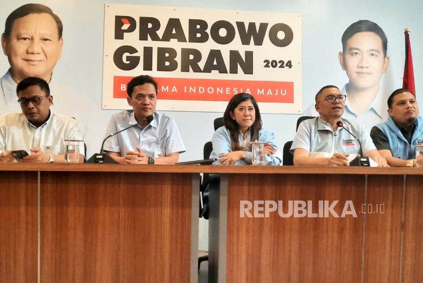 Dua Wakil Ketua TKN Prabowo-Gibran, Habiburokhman dan Meutya Hafid saat konferensi pers untuk merespons pernyataan Presiden Jokowi di Media Center TKN, Jakarta Selatan, Rabu (24/1/2024). 