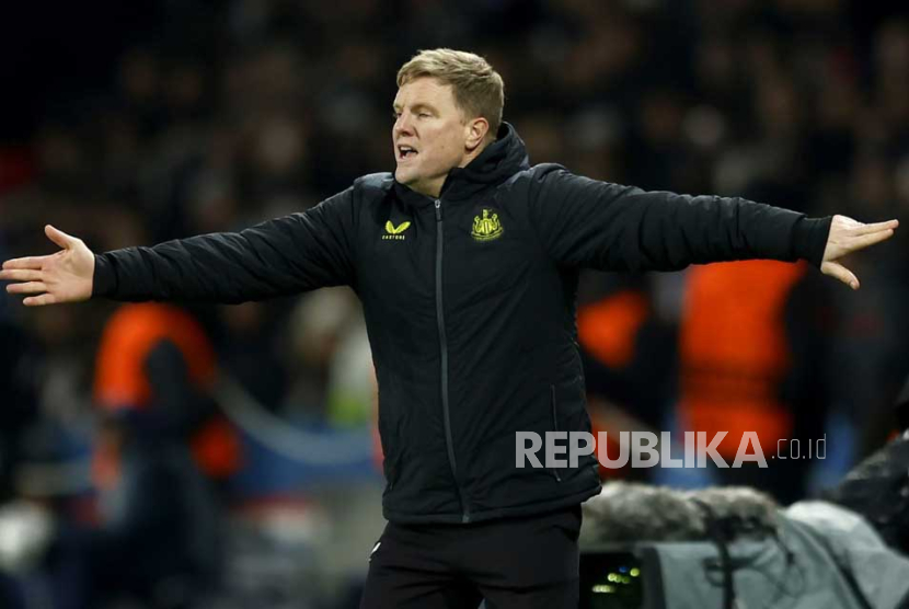 Newcastle manager Eddie Howe gestures on the touchline during the UEFA Champions League group F match between Paris Saint-Germain and Newcastle United in Paris, France, 28 November 2023.  