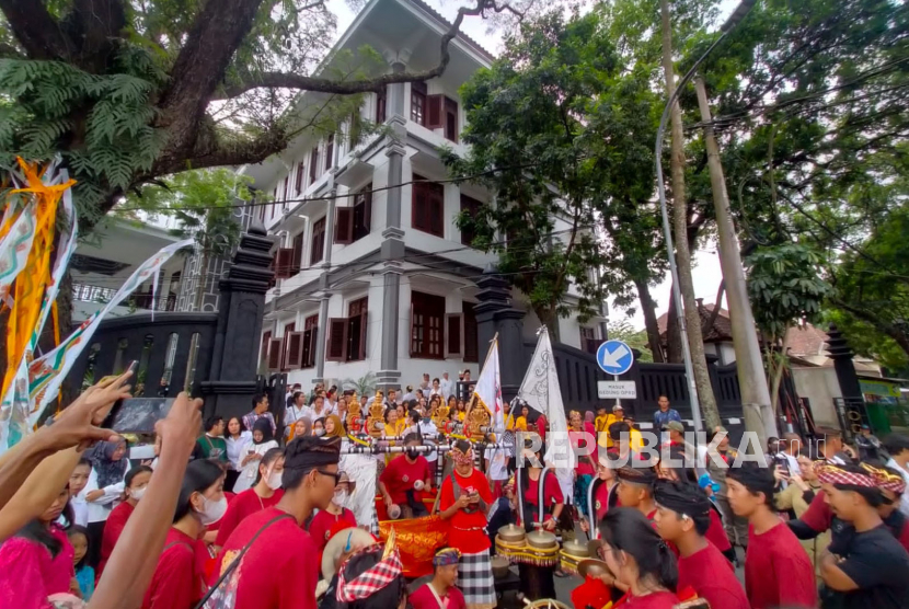 Suasana kegiatan pawai ogoh-ogoh di sekitar Balai Kota Malang, Selasa (21/3/2023). Kegiatan ini dalam rangka menyambut perayaan Hari Nyepi yang jatuh pada 22 Maret 2023. 