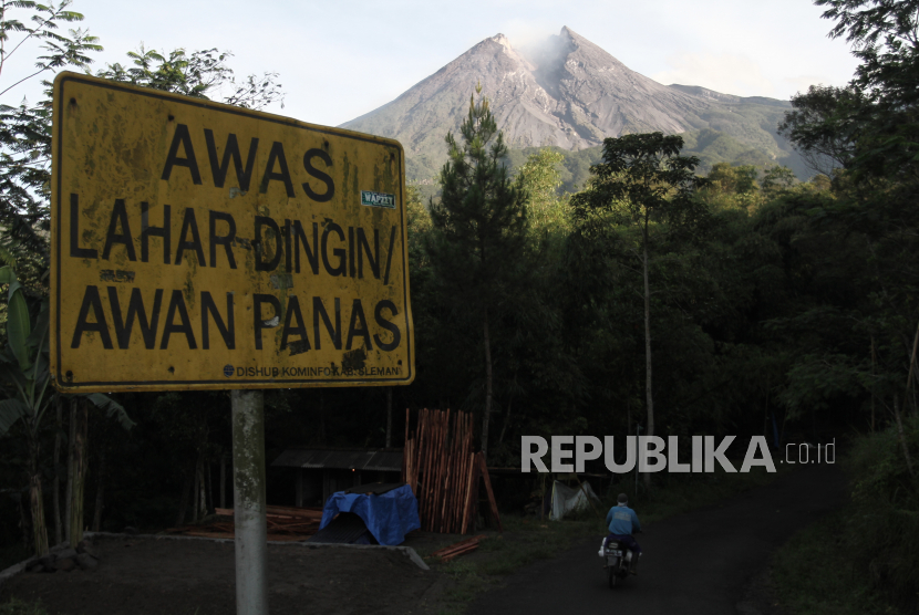 Gunung Merapi. Balai Penyelidikan dan Pengembangan Teknologi Kebencanaan Geologi (BPPTKG) menyebutkan aktivitas Gunung Merapi di perbatasan Daerah Istimewa Yogyakarta dan Jawa Tengah mengalami peningkatan berdasarkan hasil pemantauan selama sepekan.