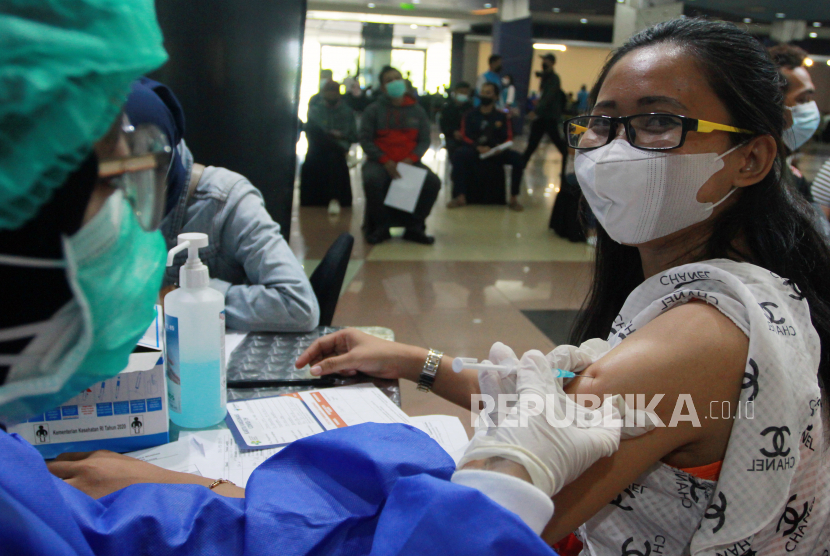 Petugas Dinas Kesehatan Kota Tangerang Selatan menyuntikkan vaksin COVID-19 dosis pertama di BSD Junction, Serpong, Tangerang Selatan, Banten. Pemerintah Kota Tangerang Selatan (Tangsel) melalui Dinas Pendidikan dan Kebudayaan Kota Tangsel menyampaikan, pembelajaran tatap muka (PTM) segera dimulai pada tahun ajaran baru pada 12 Juli 2021. Sejauh ini, jumlah guru dan tenaga kependidikan yang belum divaksinasi Covid-19 menjelang PTM sebanyak 25 persen.