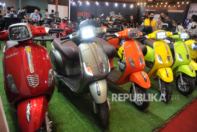 Pengunjung melihat stand dalam pameran sepeda motor Indonesia Motorcycle Show (IMOS) 2022 di Jakarta. Tahun ini IMOS akan kembali digelar.