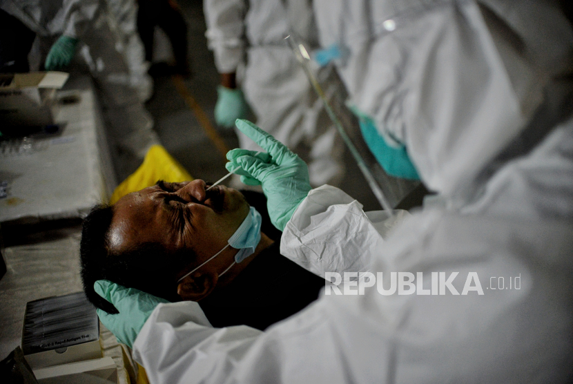 Petugas medis melakukan tes usap antigen kepada pemudik di posko pemeriksaan kesehatan pemudik, Cikarang Timur, Kabupaten Bekasi. Pemeriksaan tersebut dilakukan untuk mengantisipasi lonjakan kasus Covid-19.