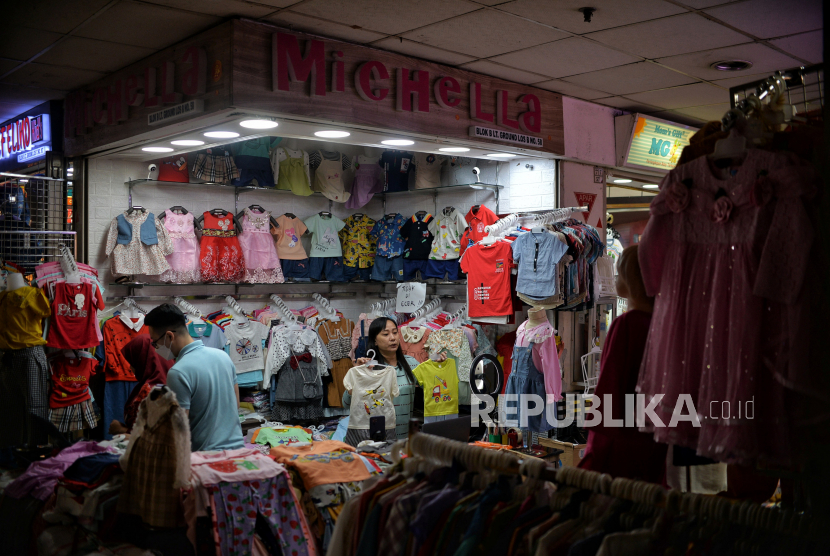 Pedagang menjual pakaian anak melalui siaran streaming di Pasar Tanah Abang Blok B, Jakarta, Jumat (23/12/2022). Menurut pemilik toko, penjualan online menjadi alternatif  ditengah menurunnya penjualan secara langsung. Selain itu, sekitar 80 persen dari total omset penjualan dihasilkan melalui penjualan secara online. Republika/Thoudy Badai
