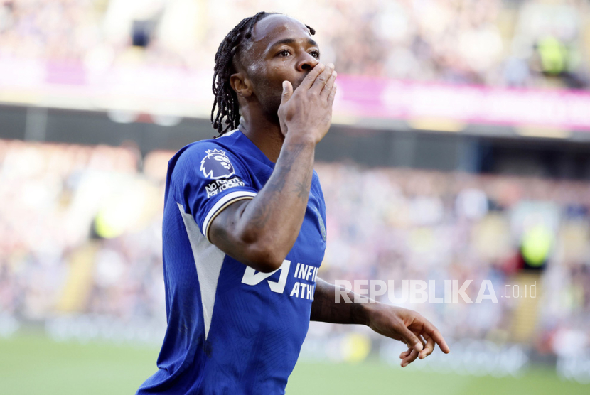 Chelsea Raheem Sterling celebrates scoring his side third goal of the game, during the English Premier League soccer match between Burnley and Chelsea,  at Turf Moor, in Burnley, England, Saturday, Oct. 7, 2023.