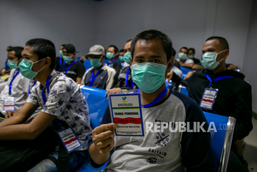 Pekerja migran Indonesia di Pelabuhan Internasional Batam Centre, Kepulauan Riau, Selasa (24/3/2020). 