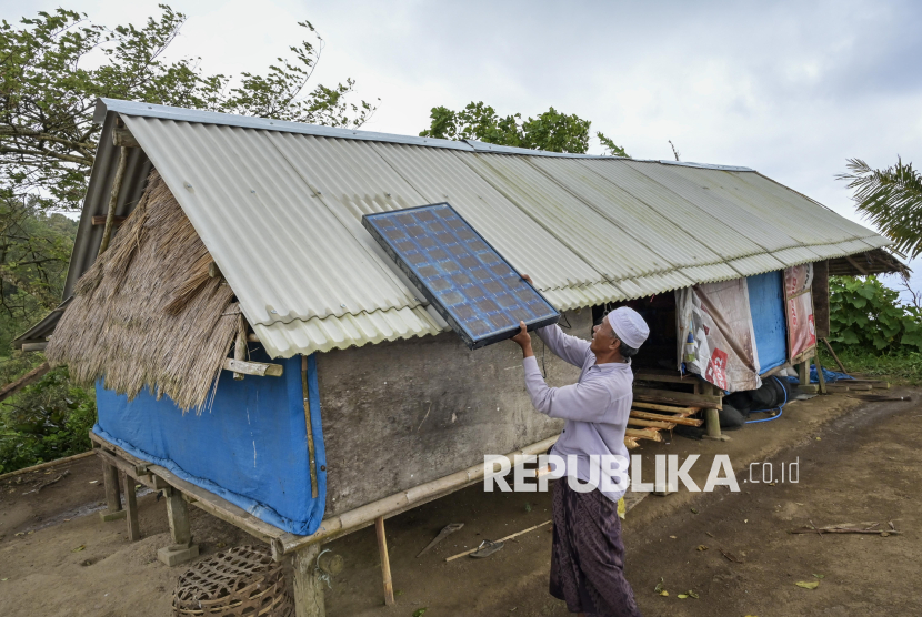 Warga memeriksa panel surya yang terpasang di atap rumahnya di Dusun Repok Teres, Desa Buwun Mas, Kecamatan Sekotong, Lombok Barat, NTB, Sabtu (8/2/2025). Warga setempat menggunakan panel surya sebagai sumber energi alternatif yang ramah lingkungan untuk menyalakan lampu yang dapat menjadi solusi khususnya di daerah terpencil dan pedalaman yang masih mengalami kesulitan listrik.