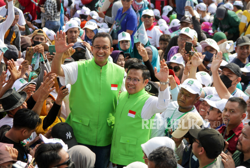 Bakal calon presiden Anies Baswedan (kiri) dan bakal calon wakil presiden Muhaimin Iskandar (kanan) 