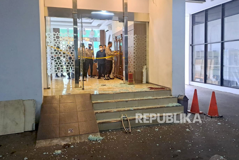 Kondisi kantor pusat Majelis Ulama Indonesia (MUI), Jakarta, yang mengalami kerusakan selepas kejadian penembakan, Selasa (2/5/2023) siang. 