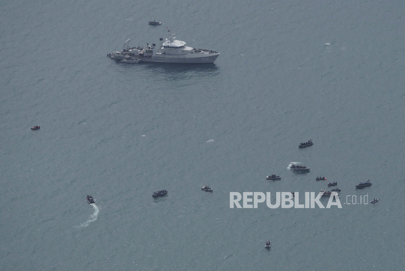 KRI Rigel dan perahu karet yang membawa para penyelam memposisikan diri mencari jenazah dan bangkai pesawat Sriwijaya Air.