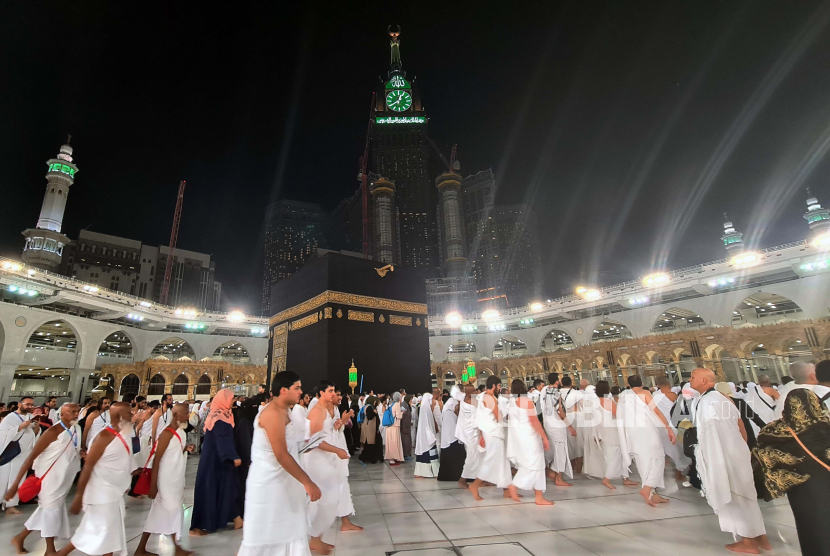 Ribuan Muslim melakukan tawaf mengelilingi Kabah di Masjidil Haram, Makkah, Arab Saudi. ICMI Usulkan Durasi Ibadah Haji 30 Hari