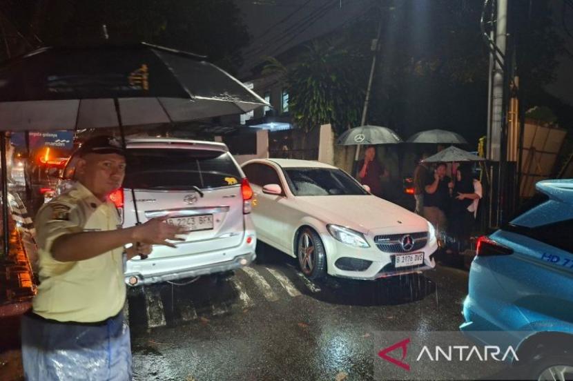 Ardie Bakrie hingga Sule melayat ke rumah duka Vidi Aldiano.