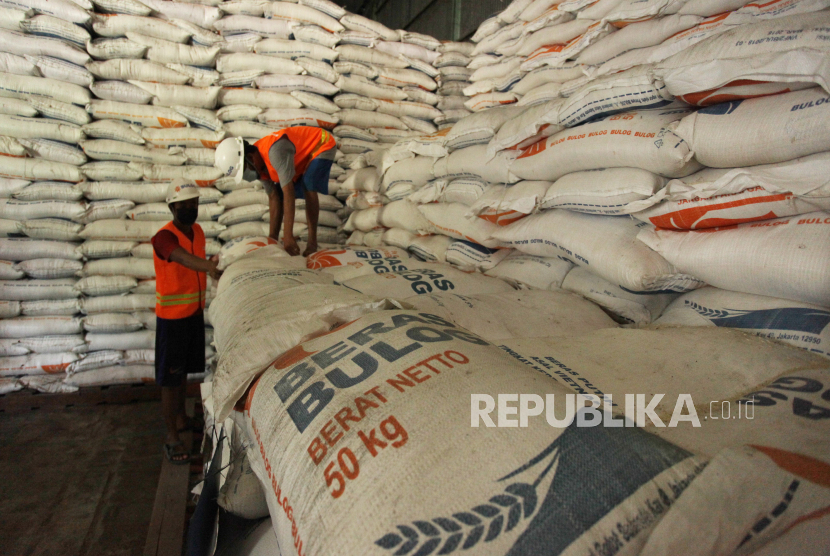 Pekerja menata karung berisi beras di Gudang Bulog Kanwil DKI dan Banten, Kelapa Gading, Jakarta, Kamis (18/3/2021). Perum Bulog memprioritaskan pengadaan beras dari produksi dalam negeri dengan target 500.000 ton dalam tiga bulan ke depan.  
