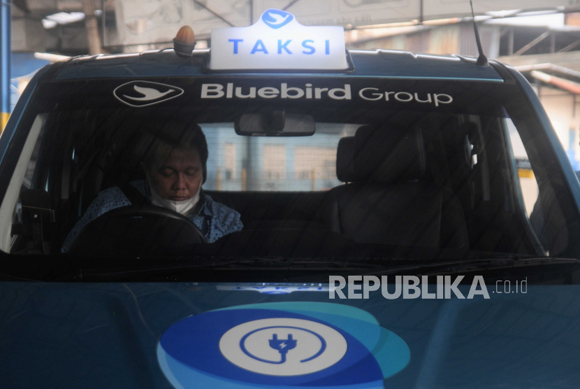 Sopir bersiap berkendara usai mengisi daya mobil listrik di Kantor Operasional Blue Bird, Jakarta, Senin (26/6/2023). 
