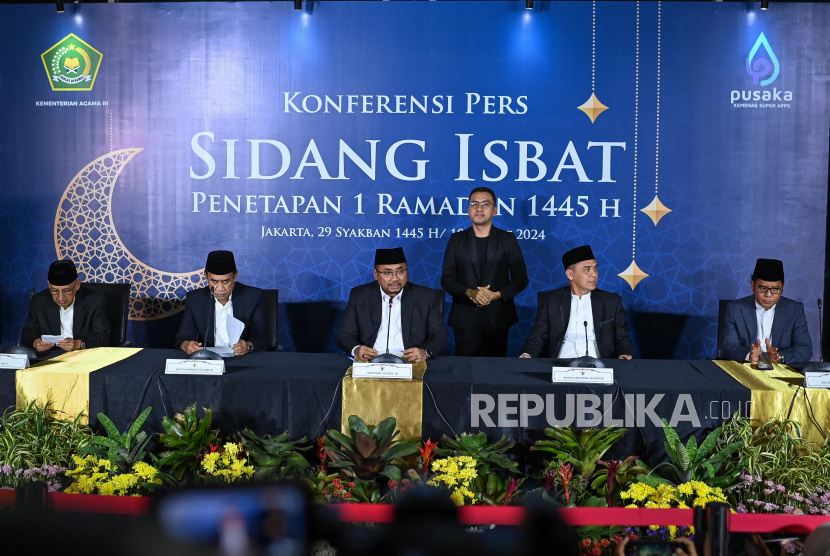 Menteri Agama Yaqut Cholil Qoumas (ketiga kiri) bersama Wakil Menteri Agama Saiful Rahmat Dasuki (kedua kanan), Ketua Komisi VIII DPR RI Ashabul Kahfi (kedua kiri), Ketua MUI KH Abdullah Jaidi (kiri), dan Dirjen Bimas Islam Kamaruddin Amin (kanan) menyampaikan keterangan kepada wartawan mengenai hasil Sidang Isbat Penetapan 1 Ramadhan 1445 Hijriah di Kantor Kemenag, Jakarta, Ahad (10/3/2024). Pemerintah menetapkan 1 Ramadan 1445 H jatuh pada Selasa, 12 Maret 2024 setelah hasil rukyat Kemenag di 134 titik di Indonesia menyatakan tidak dapat melihat hilal. 