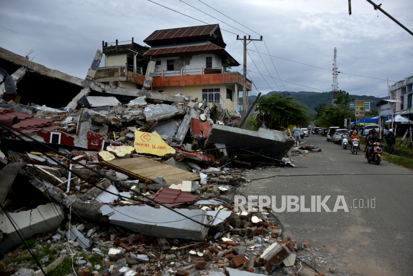Sebuah rumah rusak terdampak akibat gempa bumi di Kabupaten Mamuju, Sulawesi Barat, Ahad (17/1/2021). Gempa bumi berkekuatan magnitudo 6,2 yang terjadi pada Jumat (15/1/2021) dini hari tersebut mengakibatkan puluhan warga masih mengungsi. 