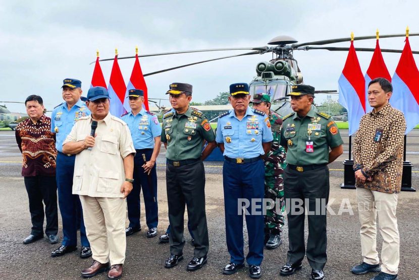 Menhan Prabowo Subianto menyerahkan delapan unit helikopter Airbus H225M kepada TNI AU di Lanud Atang Sendjaja, Kabupaten Bogor, Jawa Barat, Jumat (1/12/2023).