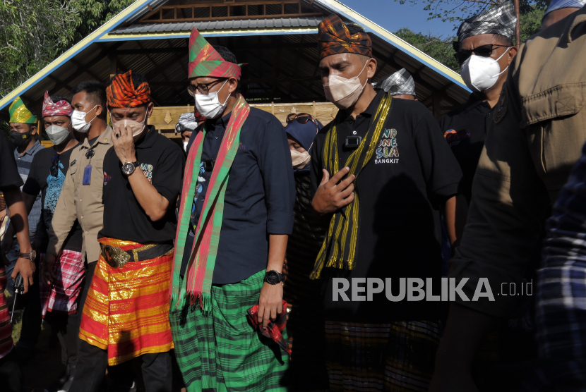 Menteri Pariwisata dan Ekonomi Kreatif Sandiaga Salahuddin Uno (tengah). Sandiaga memaparkan dampak ekonomi penyelenggaran WSBK 2021 di Mandalika, NTB.