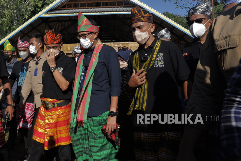 Menteri Pariwisata dan Ekonomi Kreatif Sandiaga Salahuddin Uno (tengah) didampingi Bupati Wakatobi Haliana (kiri) mengunjungi desa wisata Liya Togo, Wangi Wangi Selatan, Wakatobi, Sulawesi Tenggara, Kamis (25/11/2021). Desa Liya Togo masuk ke dalam nominasi 50 desa terbaik dalam Anugerah Desa Wisata Indonesia (ADWI) 2021. 