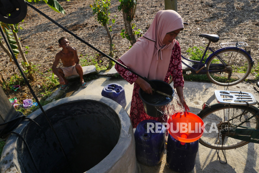 Warga mengambil air untuk keperluan sehari-hari di sumur (ilustrasi)