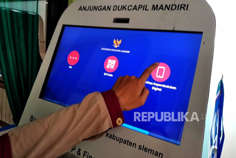 Warga memanfaatkan mesin Anjungan Dukcapil Mandiri (ADM) di Kecamatan Gamping, Sleman, Yogyakarta, Kamis (23/2/2023). Melalui ADM ini  Masyarakat bisa mencetak administrasi kependudukan secara swadaya. Adapun dokumen administrasi kependudukan yang bisa dicetak berupa Kartu Keluarga, Kartu Identitas Anak, Akta Kelahiran, dan Akta kematian. Untuk pencetakan KTP Elektronik tidak diberlakukan kembali melalui ADM untuk menghindari identitas ganda. Kabupaten Sleman saat ini memiliki tujuh mesin ADM yang bisa diakses warga, tersebar di Mal Pelayanan Publik serta beberapa kecamatan.