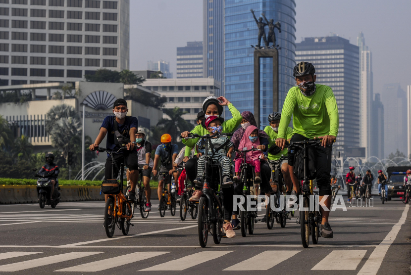 Sejumlah warga saat bersepeda di kawasan Bundaran HI, Jakarta, Ahad (7/6). Pemerintah Provinsi DKI Jakarta memprioritaskan pengguna sepeda pada masa Pembatasan Sosial Berskala Besar (PSBB) Transisi yang tertulis dalam Peraturan Gubernur (Pergub) Nomor 51 Tahun 2020 tentang PSBB Pada Masa Transisi Menuju Masyarakat Aman, Sehat dan Produktif