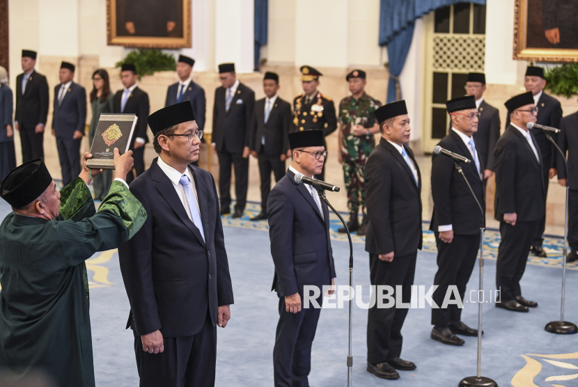 (dari kiri) Menteri Keuangan Purbaya Yudhi Sadewa, Kepala Badan Pelindungan Pekerja Migran Indonesia (BP2MI) Muktaruddin, Menteri Koperasi Ferry Juliantono, Menteri Haji dan Umroh Mochamad Irfan Yusuf dan Wakil Menteri Haji dan Umroh Dahnil Azhar Simanjuntak menggucapkan sumpah jabatan saat pelantikan menteri dan wakil menteri Kabinet Merah Putih di Istana Negara, Kompleks Istana Kepresidenan, Jakarta, Senin (8/9/2025). Presiden Prabowo Subianto melantik Purbaya Yudhi Sadewa sebagai Menteri Keuangan menggantikan Sri Mulyani Indrawati, Muktaruddin sebagai Kepala Badan Pelindungan Pekerja Migran Indonesia (BP2MI) menggantikan Abdul Kadir Karding, Ferry Juliantono sebagai Menteri Koperasi menggantikan Budi Arie Setiadi dan mengangkat Mochamad Irfan Yusuf sebagai Menteri Haji dan Umroh beserta Wakilnya Dahnil Azhar Simanjuntak. 