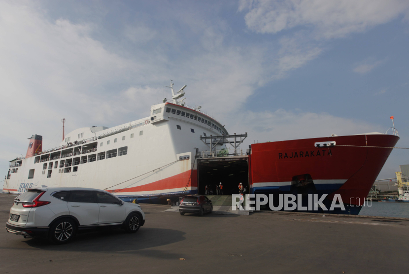 Mobil pemudik saat akan menaiki kapal di Pelabuhan Ciwandan, Cilegon, Banten, Ahad (7/4/2024).
