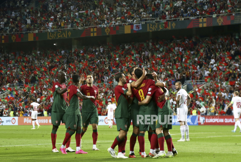 Para pemain Portugal melakukan selebrasi setelah Diogo Jota mencetak gol kelimanya pada pertandingan sepak bola kualifikasi grup J Euro 2024 antara Portugal dan Luksemburg di stadion Algarve di luar Faro, Portugal, Selasa, (12/9/2023)WIB.
