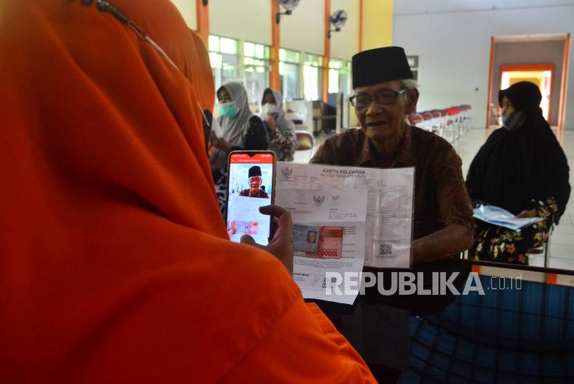 Petugas memotret data warga penerima Bantuan Langsung Tunai (BLT) subsidi minyak goreng  (ilustrasi)