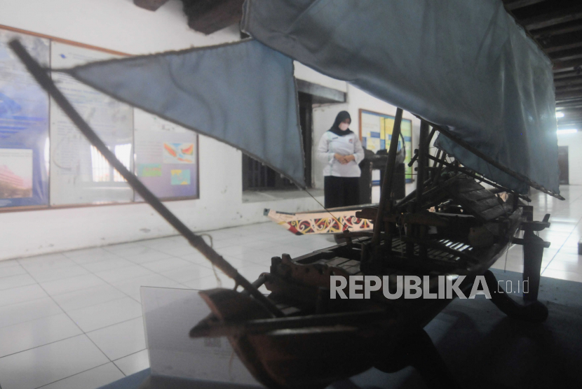 Pelajar melihat salah satu koleksi perahu yang terpajang di Museum Bahari, Jakarta Utara, Sabtu (27/5/2023). 