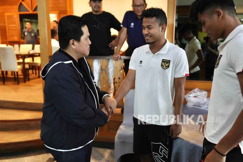 Ketua Umum PSSI Erick Thohir menemui official dan para pemain timnas U-23 Indonesia di Rayong, Thailand, Sabtu (26/8/2023). 