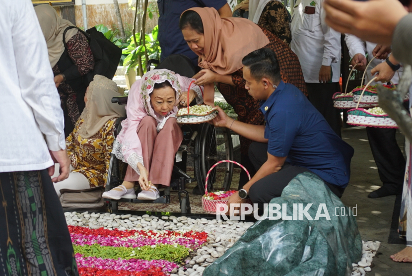 Keluarga Ziarah ke Makam Gus Dur Usai Penetapan Gelar Pahlawan Nasional