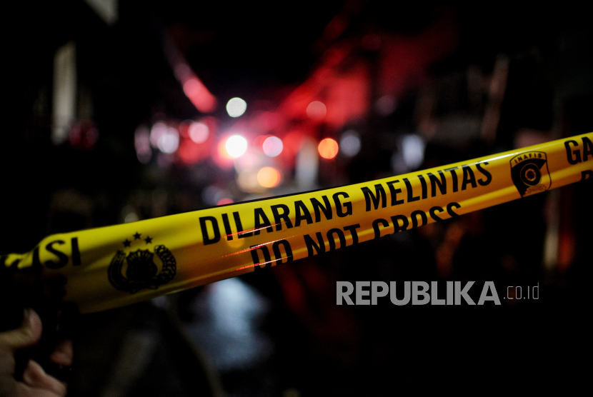 Akses menuju lokasi permukiman warga ditutup untuk memudahkan upaya pemadaman kebakaran khususnya yang dekat lokasi kebakaran Depo Pertamina Plumpang di Rawa Badak Selatan, Koja, Jakarta Utara, Jumat (3/3/2023). 