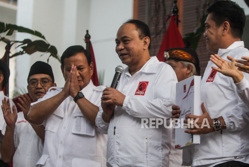 Ketua Umum DPP Partai Gerindra, Prabowo Subianto bersama Ketua Umum Projo Budi Arie Setiadi saat melakukan deklarasi dukungan di Kertanegara, Jakarta Selatan, Sabtu (14/10/2023). 
